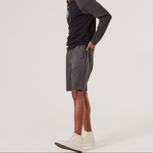 Men's Storm 9" Woven Short. NEW!